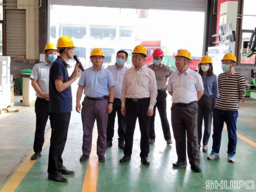 山東省科學院激光研究所所長賈中青、山東省機械設計研究院院長林江海帶領激光、高端裝備領域專家一行9人到水泊焊割實地調(diào)研 (已調(diào)整大小)